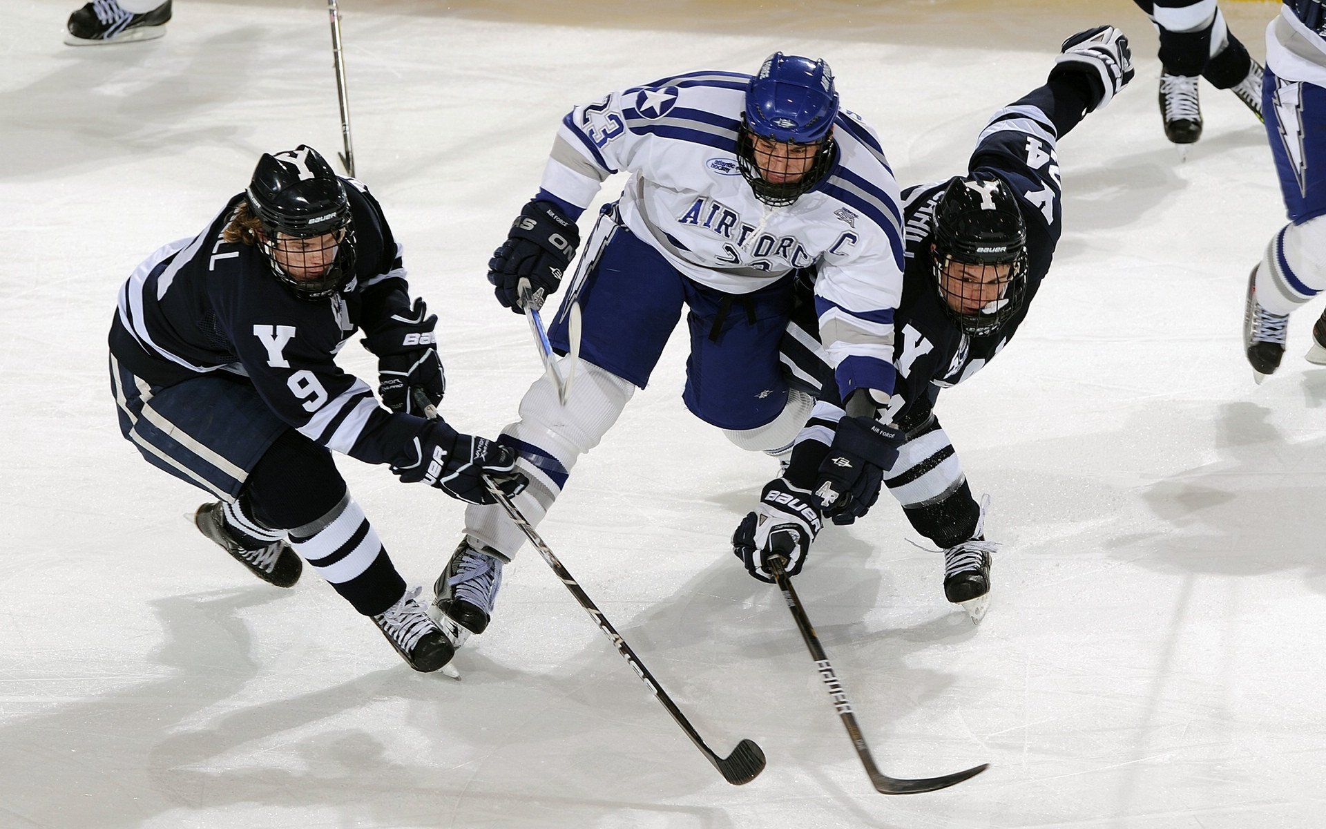 爱体育下载：体育科技赋能未来，智能装备与数据分析重塑竞技场