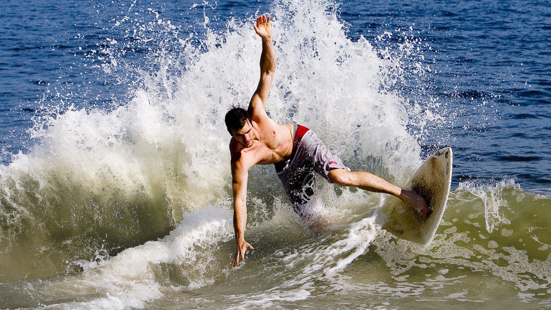 自由泳巅峰对决，世界纪录保持者与新生代天才泳将的激烈较量【爱体育直播】