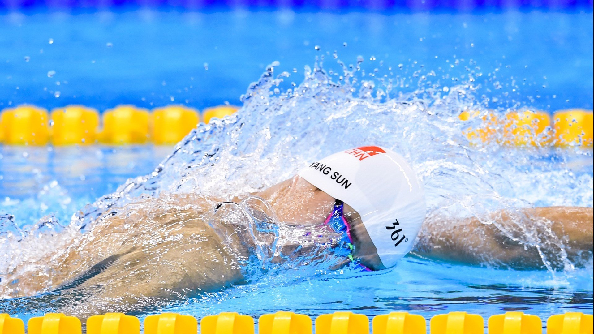 全国羽毛球锦标赛落幕,新锐选手力克卫冕冠军夺冠